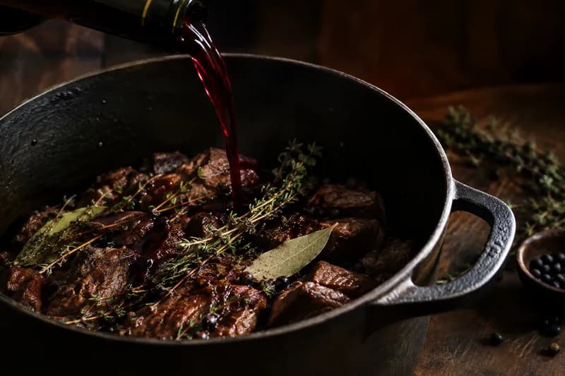 Mit Rotwein ablöschen