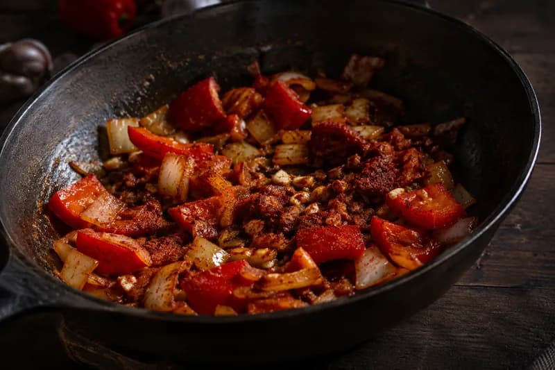 Zwiebel und Peperoni rösten