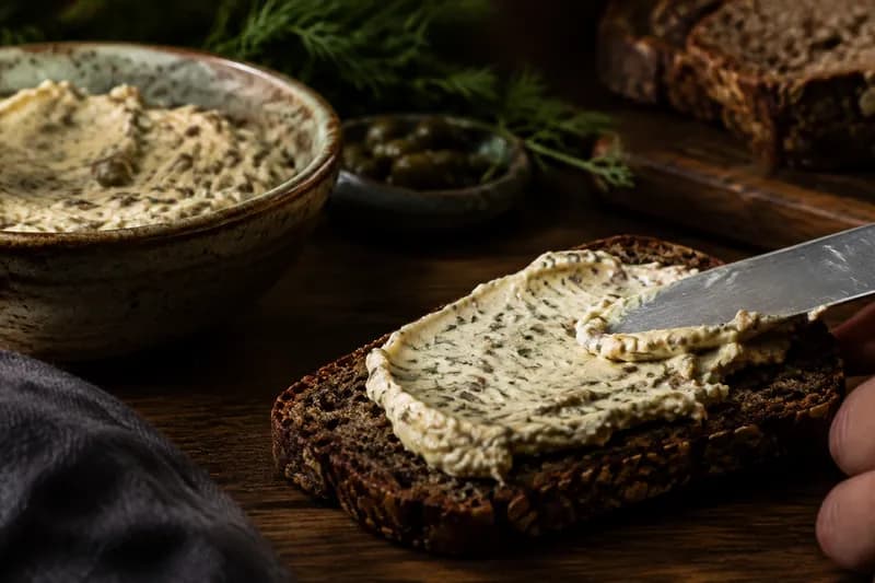 Brot mit Remoulade bestreichen