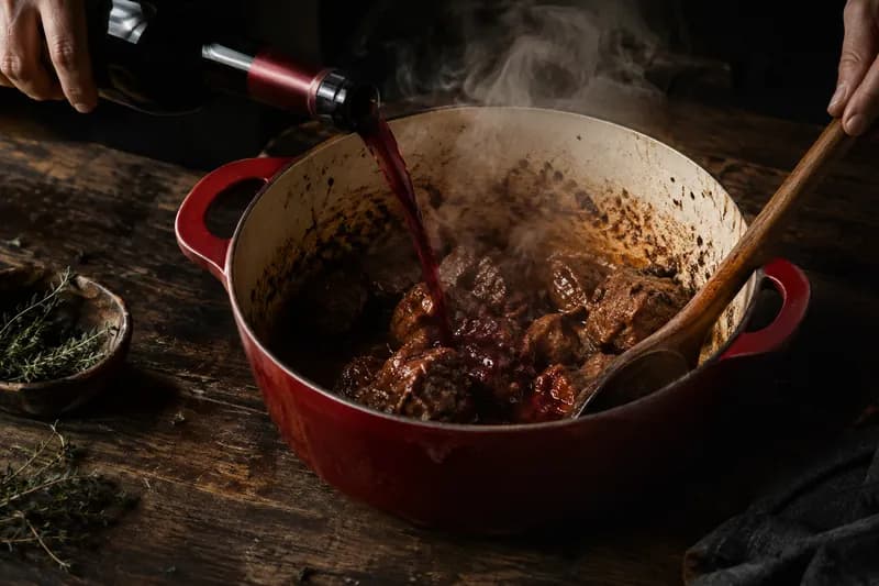 Mit Rotwein und Granatapfel ablöschen