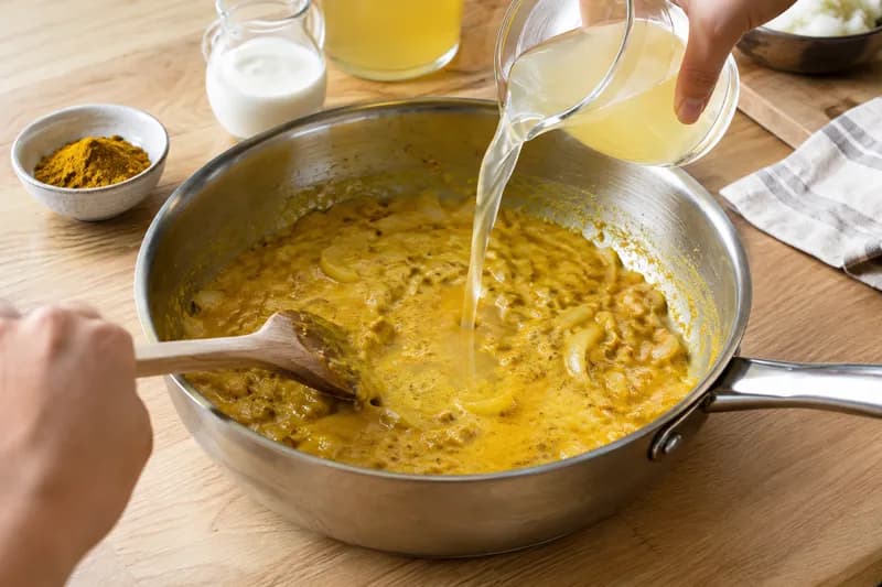 Currysauce rühren