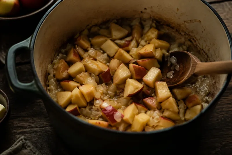 Zwiebel und Apfel anschwitzen