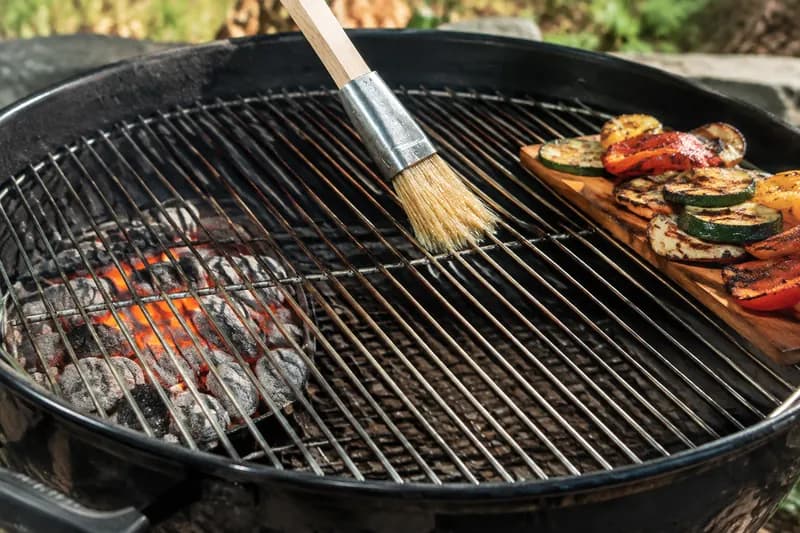Grill vorheizen und Rost fetten