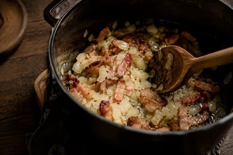 Speck und Zwiebel anschwitzen