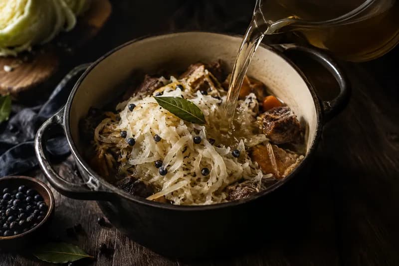 Kraut und Flüssigkeit zugeben