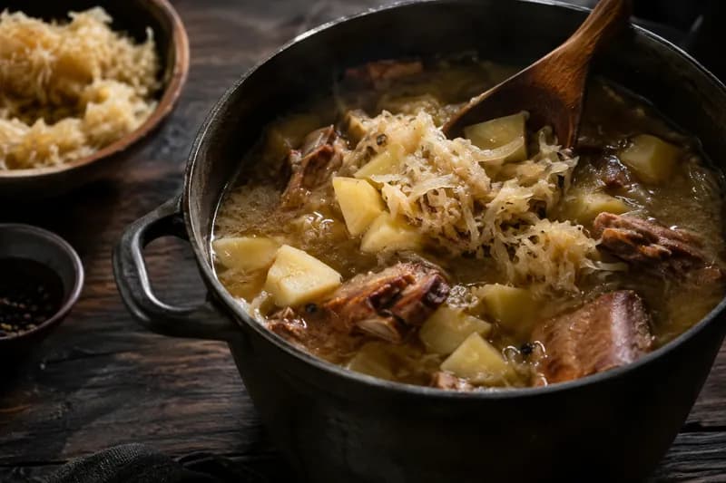 Sauerkraut und Kartoffeln zugeben