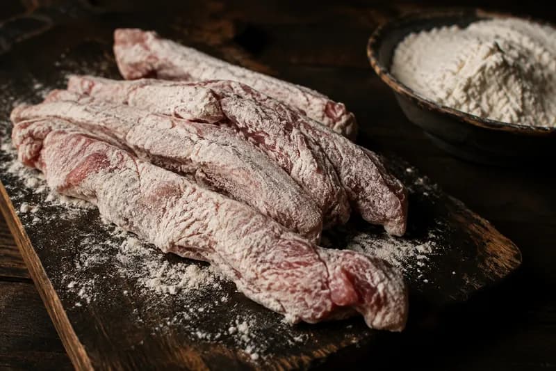 Fleisch schneiden und mehlieren