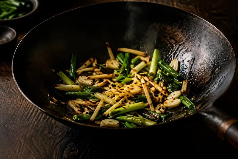 Ingwer, Knoblauch und Zwiebeln anschwitzen