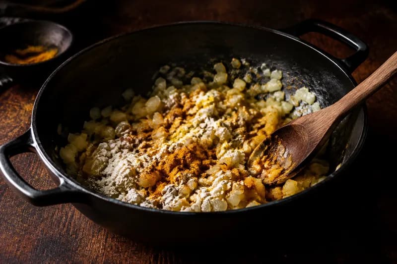 Zwiebeln und Curry anschwitzen