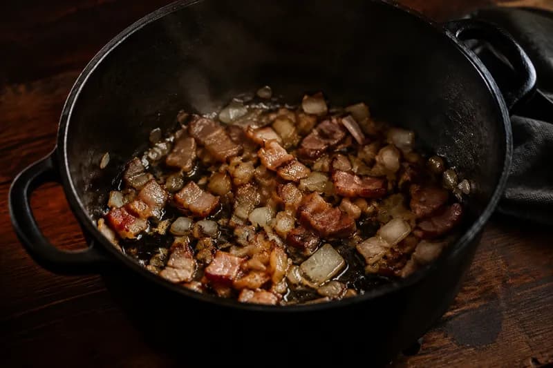 Speck und Zwiebel anbraten