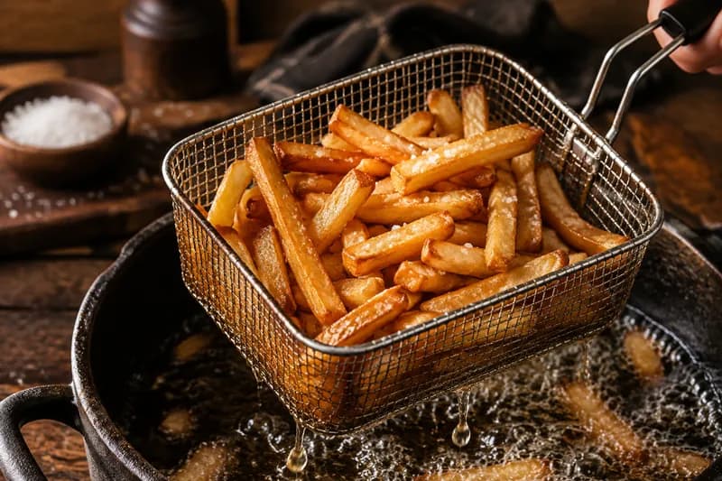 Pommes bei 180 °C fertig frittieren