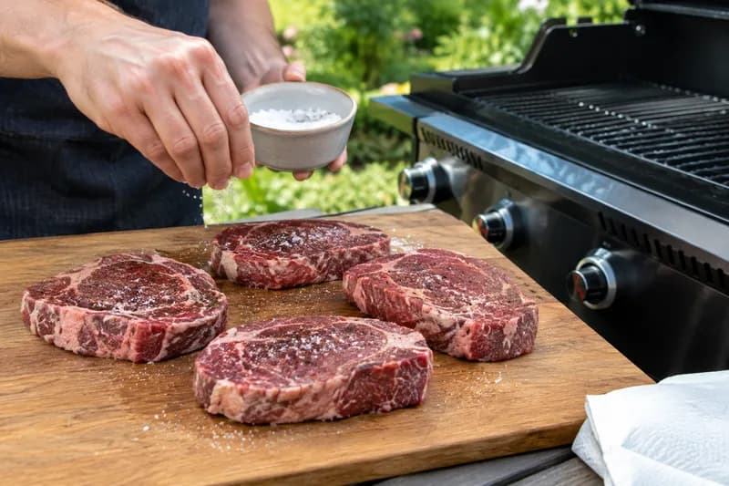 Steaks salzen und trocken tupfen