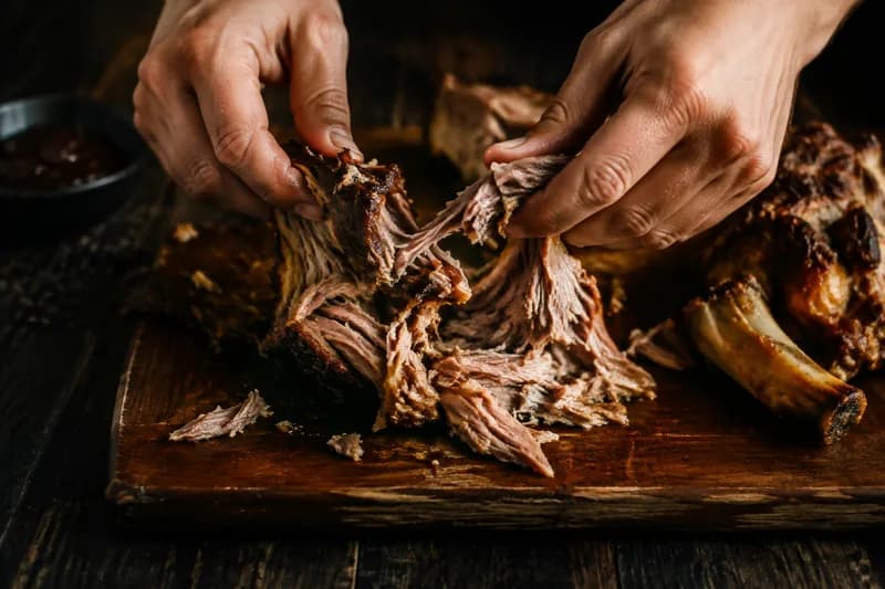 Fleisch lösen und zerkleinern