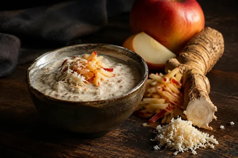 Apfel-Meerrettich-Sauce rühren