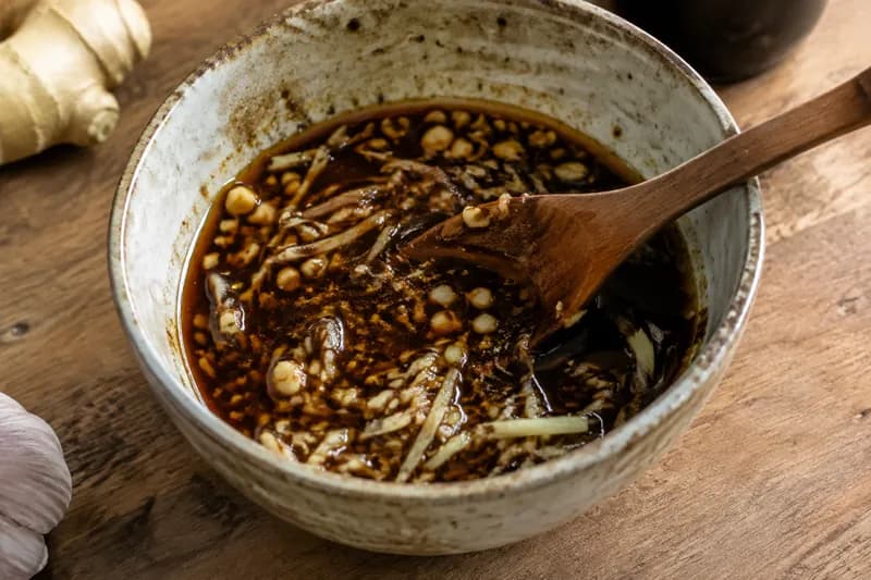 Teriyaki-Marinade mischen