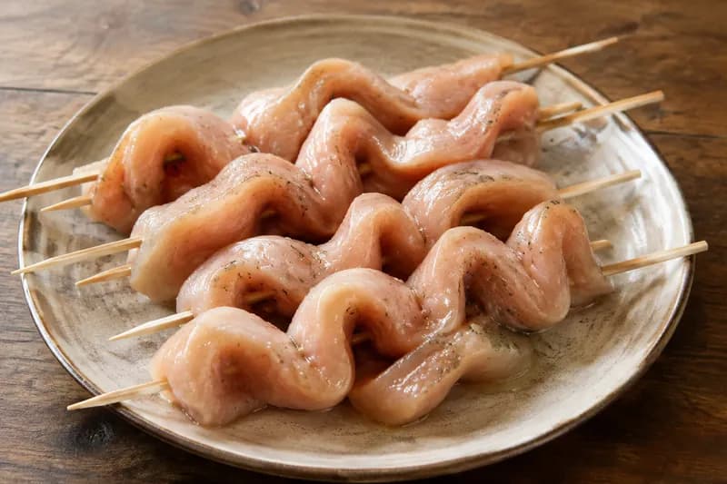 Poulet auf Spiesse fädeln