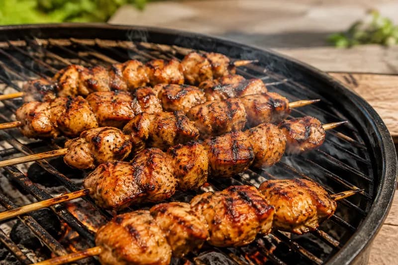 Grill vorheizen und grillieren