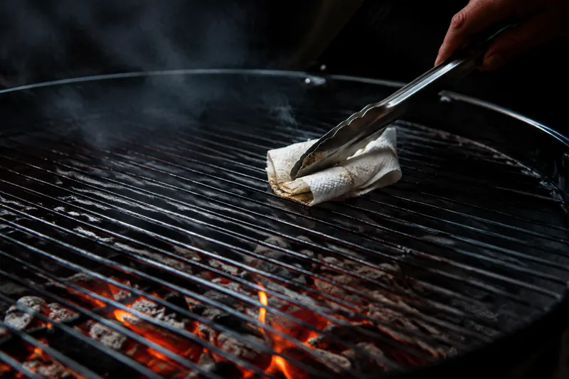 Rost einfetten und Fleisch salzen