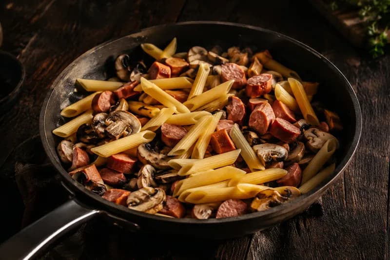 Penne und Würstli zugeben