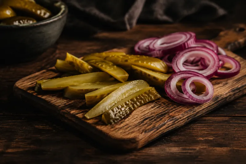 Gurken und Zwiebel schneiden