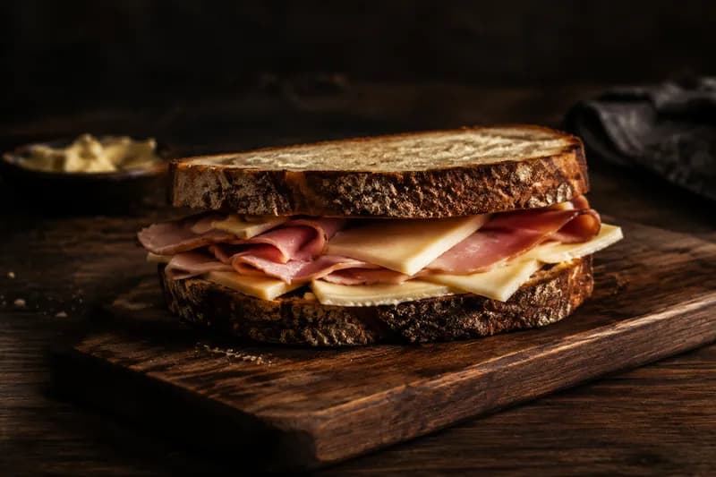 Schinken und Käse belegen