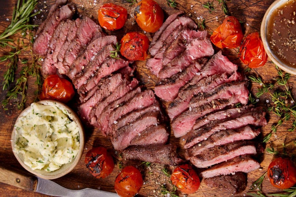 Grilliertes Rindshuftsteak mit Cherrytomaten und Rosmarin