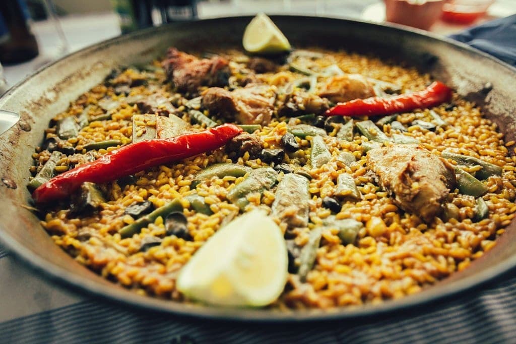 Flauschig und köstlich: Kaninchen-Paella mit mediterranem Flair