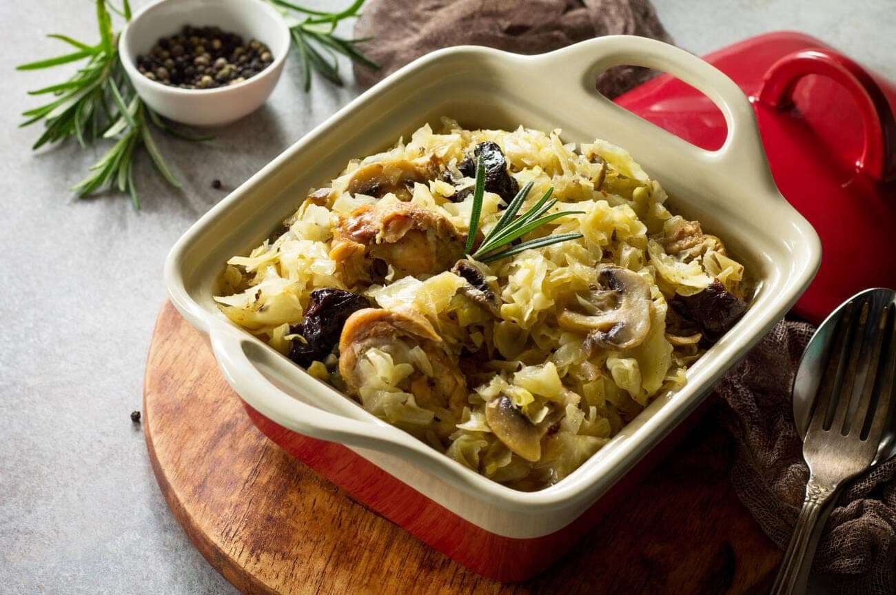 Kaninchen in cremiger Weisswein-Rahmsauce mit Apfel-Sauerkraut
