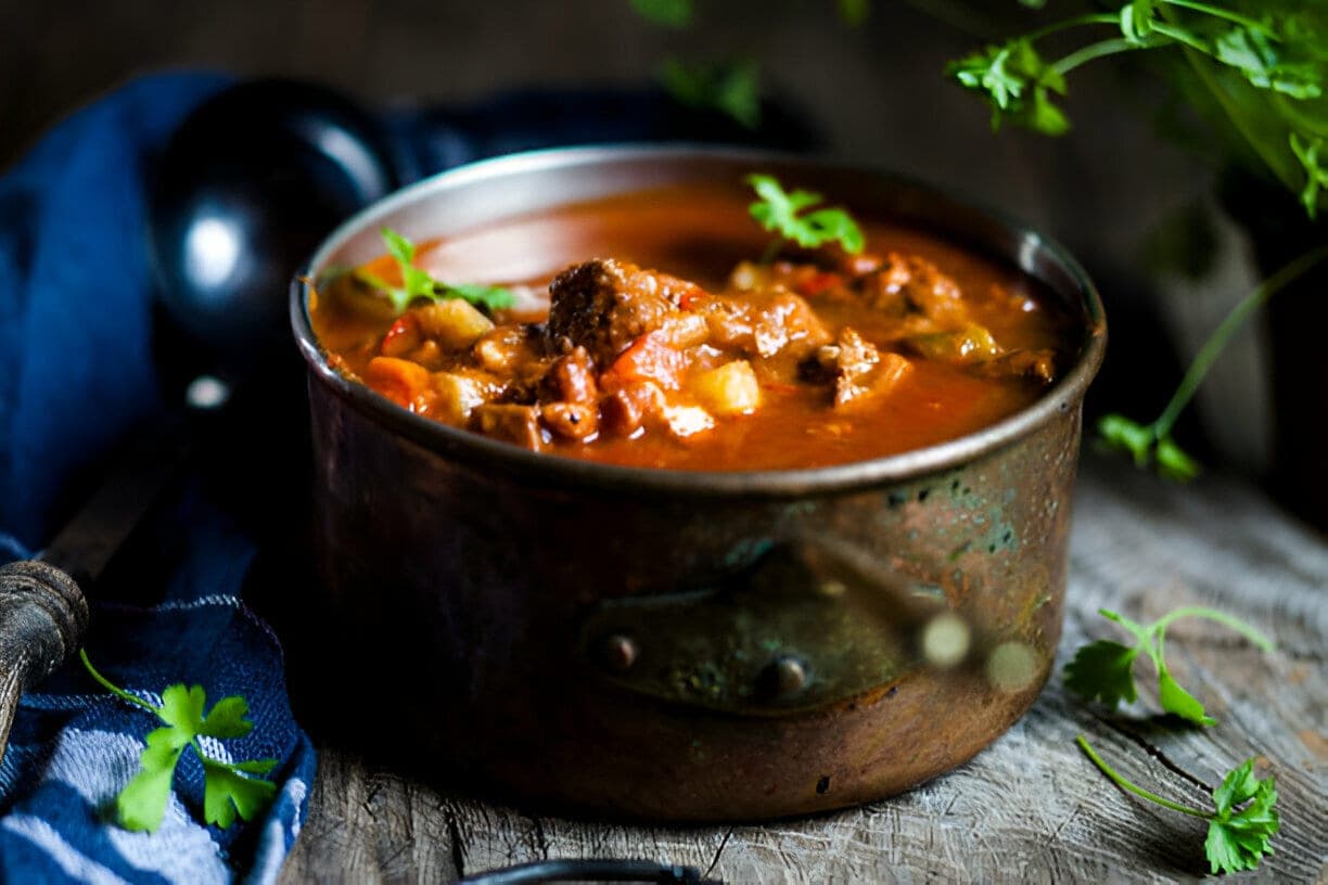 Rindsgulasch mit Kartoffeln – der herzhafte Klassiker