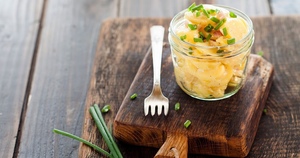 Rezept: Traditioneller Schweizer Kartoffelsalat - die perfekte Beilage