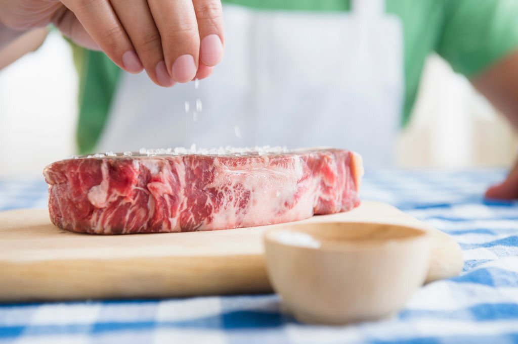 Dry-Brining: das Fleisch vor der Zubereitung salzen. Das Geheimnis perfekter Steaks!