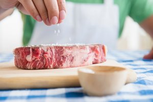 Zubereitungstechnik Dry-Brining: das Fleisch vor der Zubereitung salzen. Das Geheimnis perfekter Steaks!