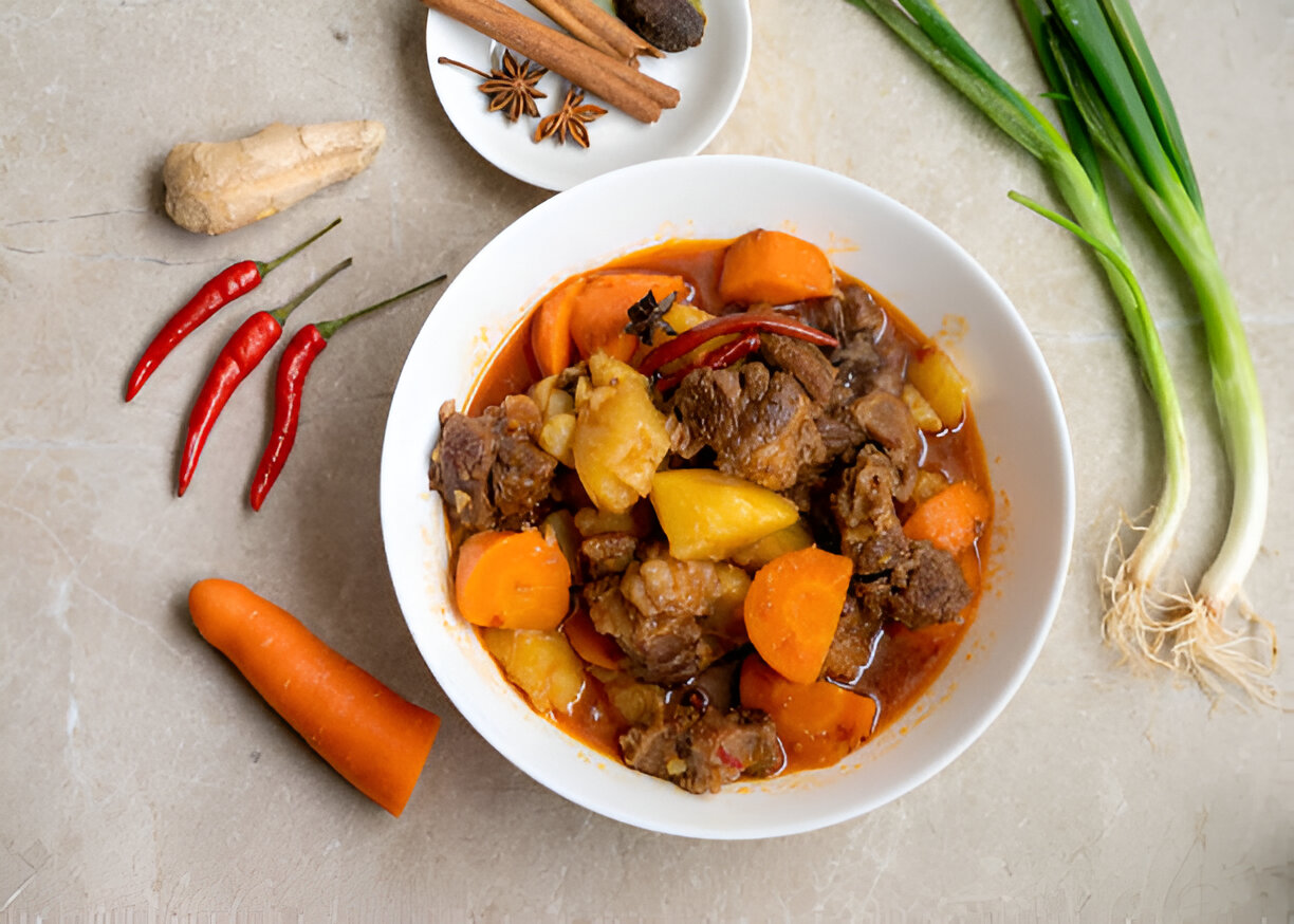 Schweizer Rindsragout – Zartes Fleisch mit Rotwein und Crème fraîche