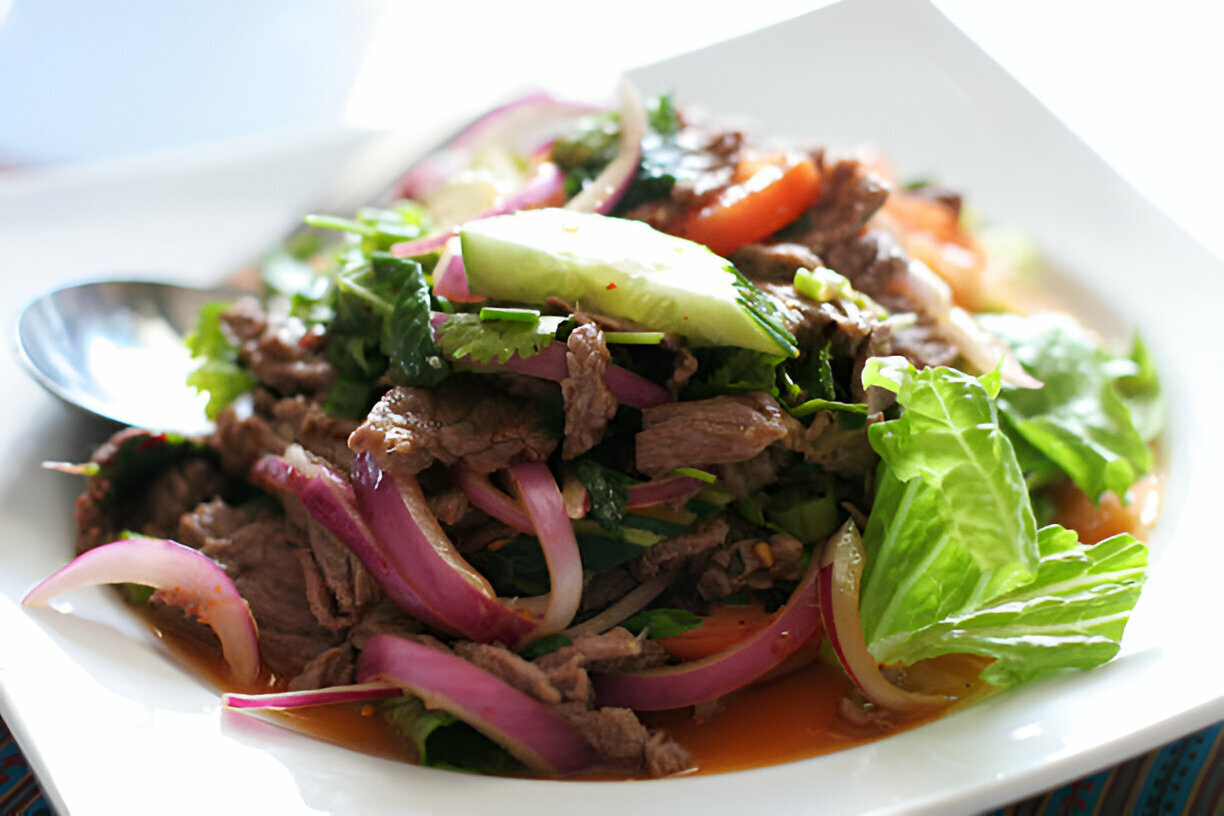 Lauwarmer Rindfleischsalat Thai‑Style – frisch und exotisch Lauwarmer Rindfleischsalat Thai‑Style – frisch und exotisch